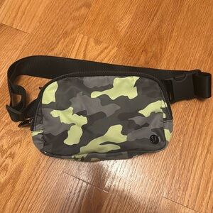 Lululemon everywhere belt bag 1L heritage 365 camo neo mint multi/black